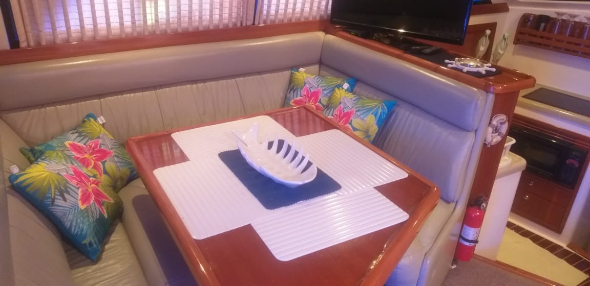 38' Riviera Dinette